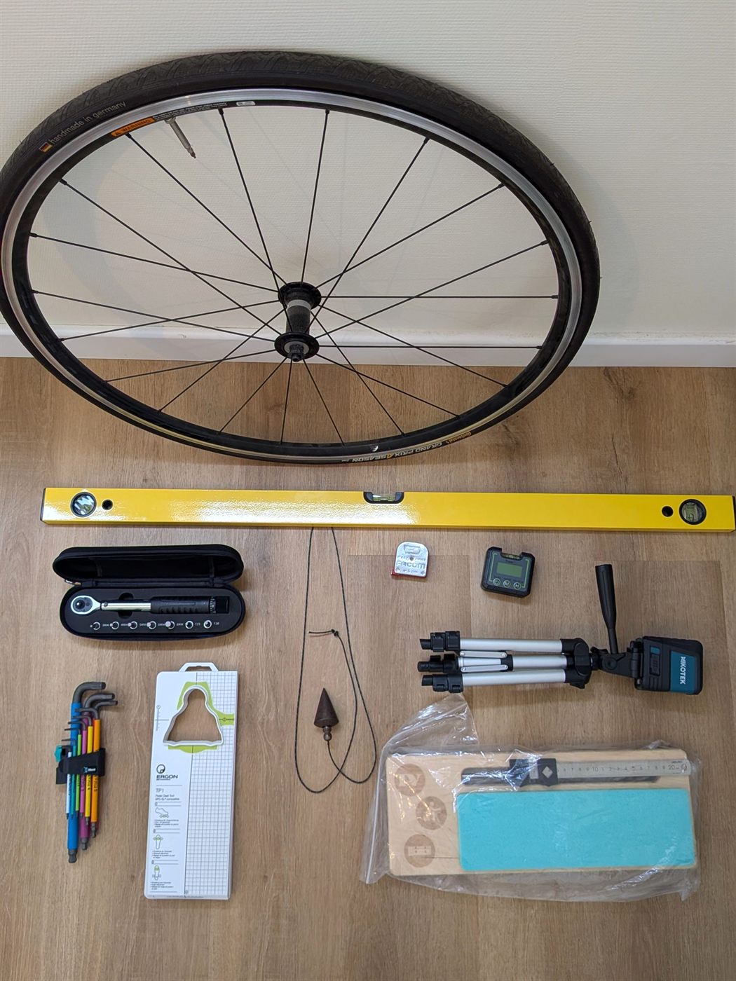 Matériel utilisé pour l'analyse posturale du cycliste : niveau, fil à plomb, clé dynamométrique, gabarit de cales et instruments de mesure