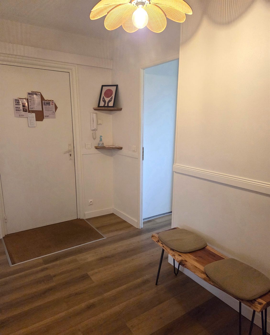 Salle d'attente du cabinet, avec banc et entrée